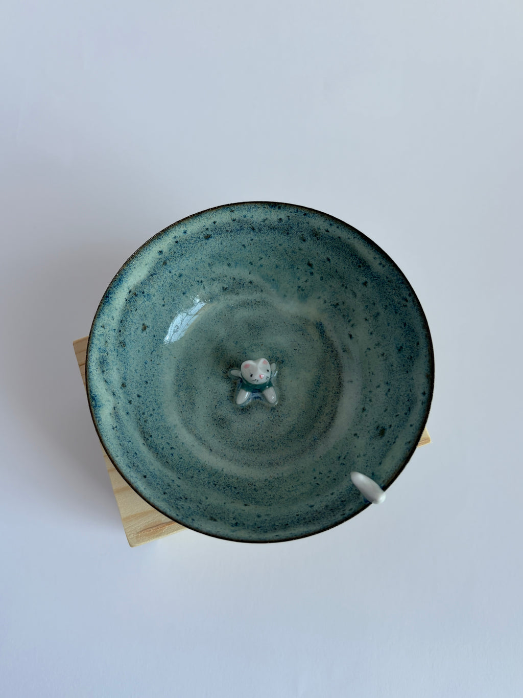 Mouse and bird in bowl