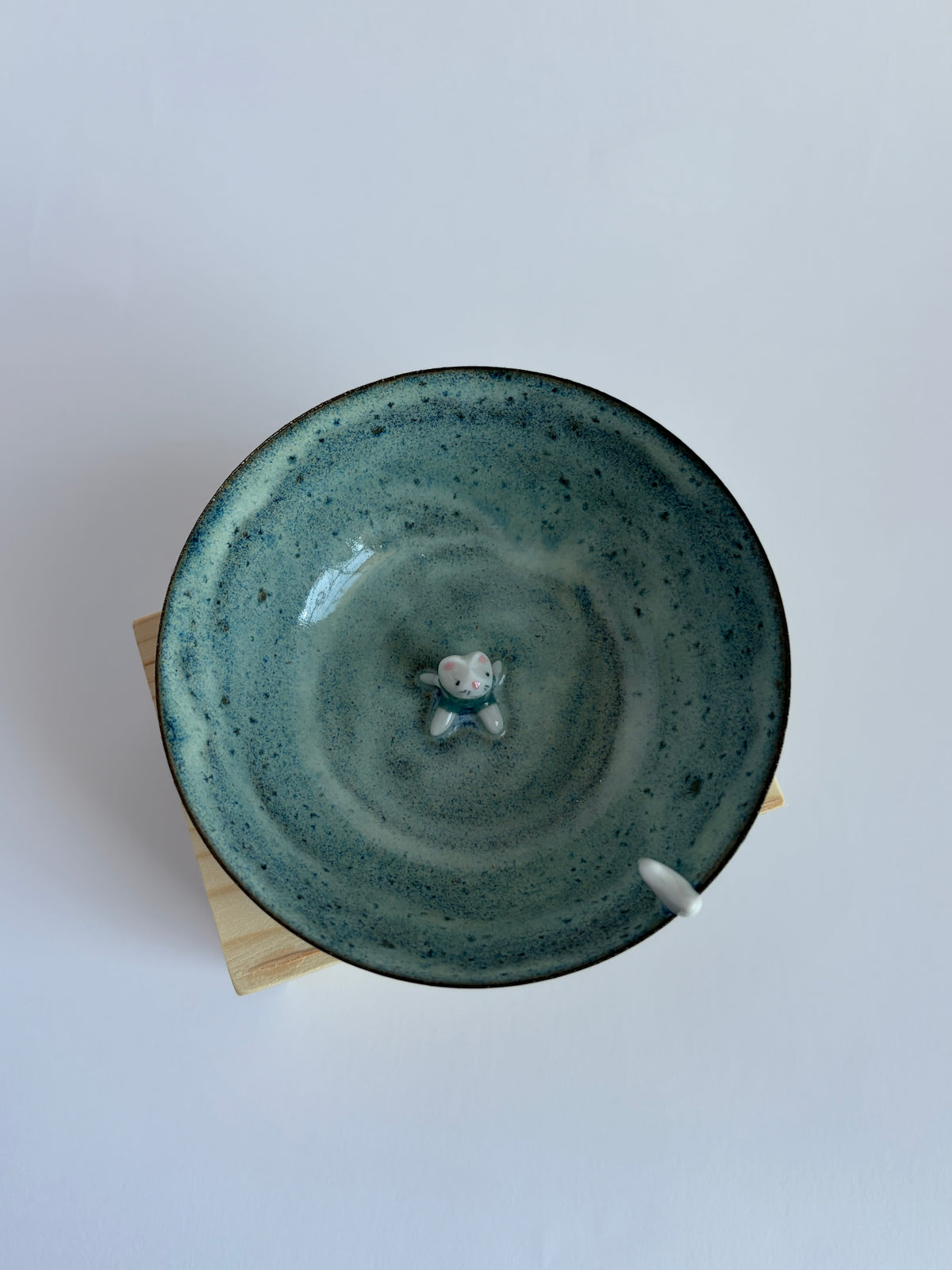 Mouse and bird in bowl
